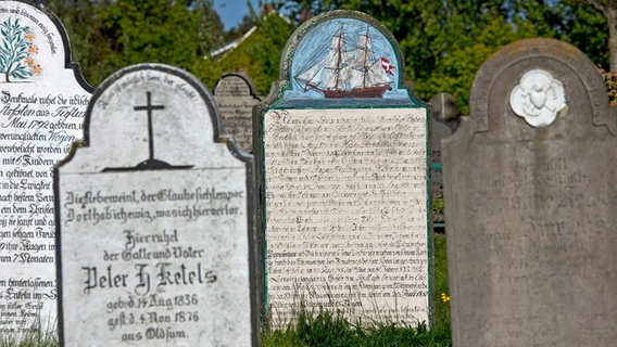 Auf dem Friedhof von Süderende auf der Insel Föhr sind Grabsteine von Seefahrern und Walfängern zu sehen © picture alliance / WILDLIFE Foto: WILDLIFE/S.E.Arndt