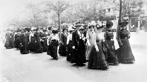 Frauen demonstrieren 1912 in Berlin für ihr Wahlrecht. Frauen demonstrieren 1912 in Berlin für ihr Wahlrecht. © akg-images/ Picture-Alliance Foto: akg-images