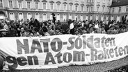 Mehr als 300.000 Menschen demonstrieren am 10. Oktober 1981 im Hofgarten in Bonn gegen Atomwaffen - auch Soldaten der Bundeswehr. © picture alliance / Klaus Rose Foto: Klaus Rose