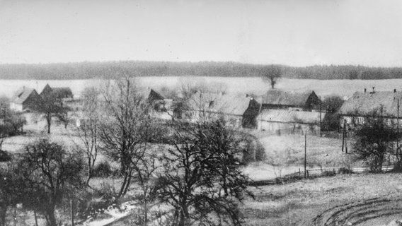 Ansicht des vom Gebietstausch betroffenen Dorfes Stintenburg aus der Luft (Aufnahme nach Ende des Zweiten Weltkriegs).  