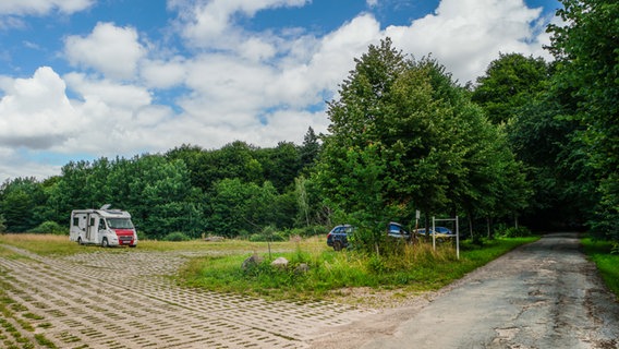 Ein Parkplatz auf dem Gelände des ehemaligen Grenzturms. © NDR Foto: Daniel Sprenger