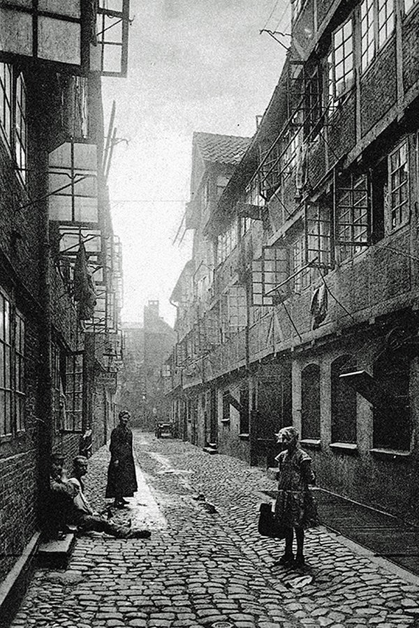Gängeviertel der Hamburger Altstadt, Blick in den Hof Steinstraße 33, um 1910 Gängeviertel der Hamburger Altstadt, Blick in den Hof Steinstraße 33, um 1910 © Geerd Dahms