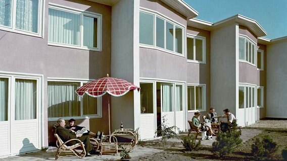 Menschen sitzen Mitte der 1950er-Jahre auf ihren Terrassen in der neu gebauten Gartenstadt Hohnerkamp in Hamburg. © Hamburger Architekturarchiv 