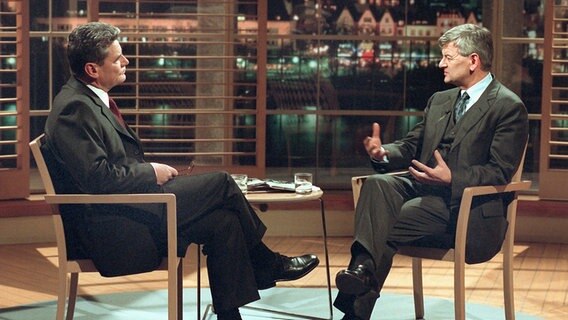 Als ersten Gast begrüßt Joachim Gauck in der neuen nach ihm benannten ARD-Talkshow am 10.1.2001 in Köln Bundesaußenminister Joschka Fischer © picture-alliance / dpa Foto: WDR Hajo Hohl