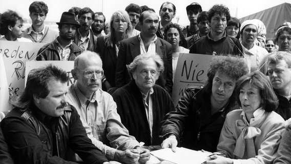 Prominente demonstrieren am 19. Juli 1991 in Düsseldorf für das Bleiberecht für Roma. Zu sehen sind unter anderem: Journalist und Autor Günter Wallraff, der Publizist Ralph Giordano (Mitte) und BAP-Sänger Wolfgang niedecken. © picture alliance / Fotoreport-DB Foto: Fotoreport-DB