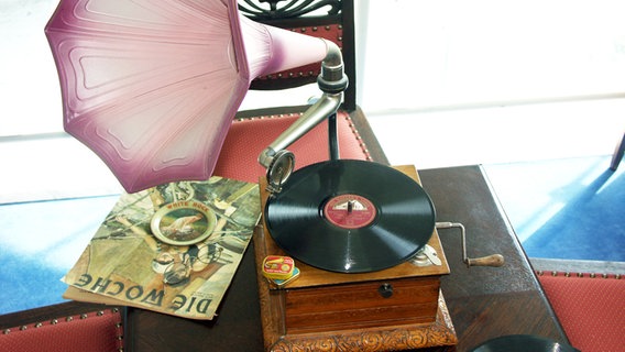 Antikes Grammophon mit Schallplatte © picture-alliance/chromorange Foto: M. Stolt / CHROMORANGE