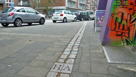 Auf der Eimsbütteler Chaussee markieren Pflastersteine auf dem Gehweg die ehemalige Grenze zwischen Hamburg und Altona. © NDR Foto: Dirk Hempel
