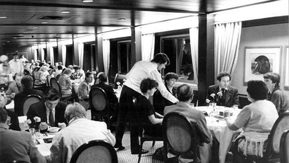 Passagiere des Kreuzfahrtschiffs MS "Arkona" im Speisesaal 1985 © http://creativecommons.org/licenses/by-sa/3.0/de/deed.en Foto: Jürgen Sindermann