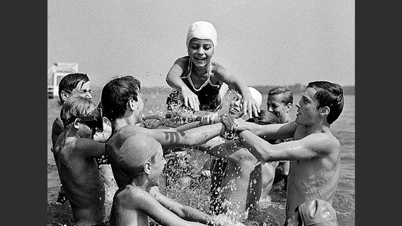 Badespaß im Ferienlager Bad Saarow im Juli 1969 © dpa-Zentralbild 