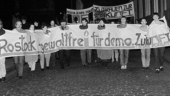 Demonstration in Rostock im Herbst 1989. © Roland Hartig Foto: Roland Hartig