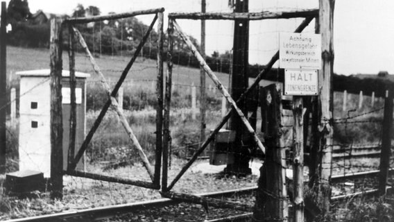 Ein Tor verriegelt an der innerdeutschen Grenze die Bahnstrecke bei Ellrich im Harz. © picture-alliance/dpa 