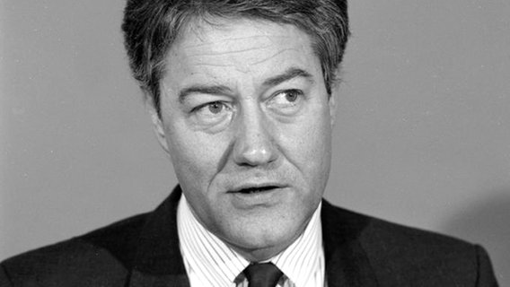 Der schleswig-holsteinische Ministerpräsident Björn Engholm 1989. Der schleswig-holsteinische Ministerpräsident Björn Engholm 1989. © Bundesarchiv Foto: Wegmann, Ludwig