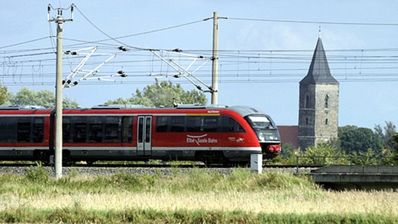 Ein Zug passiert die Bahnstrecke bei Oebisfelde © Jürgen Ritter Foto: Jürgen Ritter