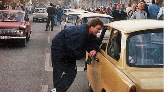 Schlutup am 10. November 1989: Begrüßung der Trabifahrer aus dem Osten © NDR/Schwanke 