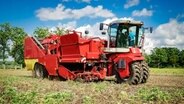 Moderner Kartoffelvollernter im Einsatz aus nächster Nähe aufgenommen. © picture alliance / Countrypixel | FRP 