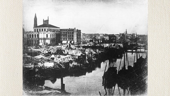 Blick auf neue Börse nach dem Großen Brand in Hamburg 1842  Foto: Hermann Biow