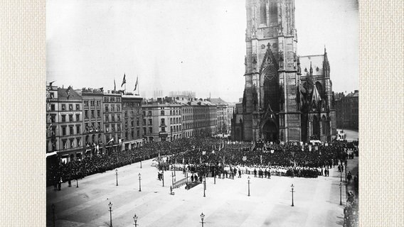 Fotos Gedenkfeier 1892 vor der wiederaufgebauten Nikolaikirche  