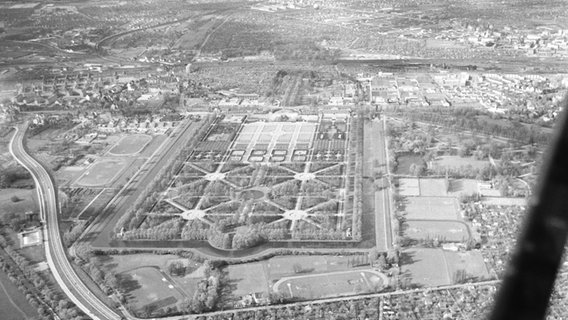 Eine Luftaufnahme aus dem Jahr 1963 zeigt den Großen Garten mit dem leeren Schlossplatz. © picture alliance | Hans Heckmann Foto: Hans Heckmann