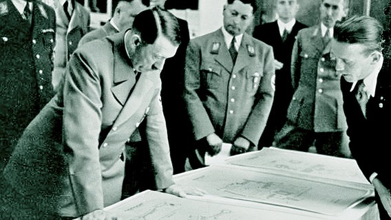 Adolf Hitler und Konstanty Gutschow sehen einen Plan an. Adolf Hitler und Konstanty Gutschow sehen einen Plan an. © Niels Gutschow