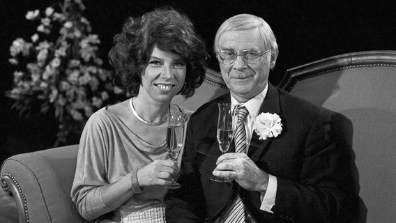 Evelyn Hamann und Vicco von Bülow bei einer Produktion zu Loriots 60. Geburtstag 1983. © picture alliance / United Archives/Pilz Foto: Siegfried Pilz