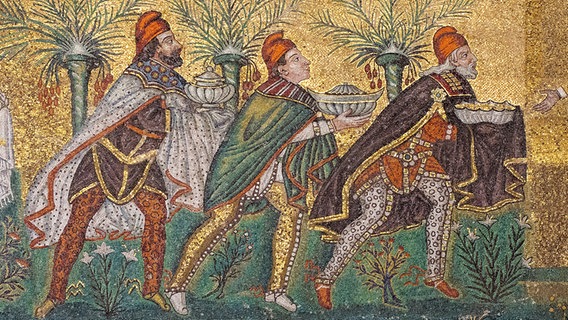Die Heiligen drei Könige auf einem Mosaik (2. Hälfte des 6. Jahrhunderts)  in Sant Apollinare Nuovo, Ravenna, Italien. © picture alliance / Uta Poss Foto: Uta Poss