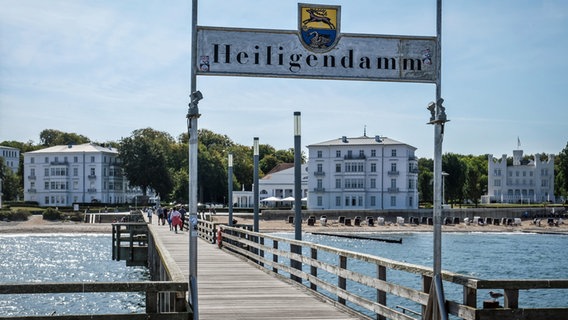 Seebrücke im Seebad Heiligendamm (Mecklenburg-Vorpommern) an der Ostsee, im Hintergrund das Grand Hotel Heiligendamm © picture alliance / Rupert Oberhäuser Foto: Rupert Oberhäuser