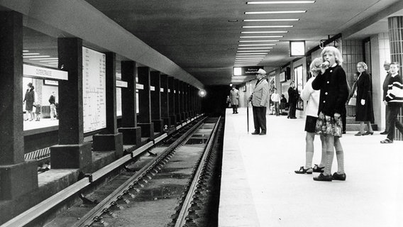 Haltestelle Osterstraße in Hamburg nach Umbau mit Seitenbahnsteigen 1965 © Hamburger Hochbahn 