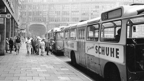 Busse am Hamburger Rathausmarkt 1965 © Hamburger Hochbahn 