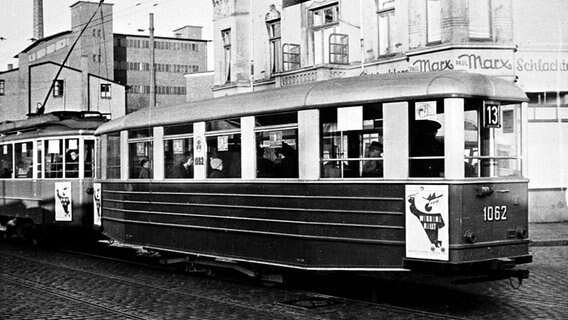 Straßenbahn der Linie 13 mit HVV-Werbung im Jahr 1969. © Hamburger Hochbahn 