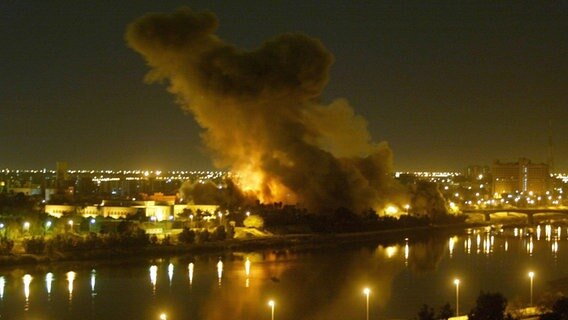 Feuer und Rauch steigen nach einem Bombeneinschlag am Abend des 20. März 2003 vom Planungsministerium in Bagdad auf. Die USA hatten am Abend mehrere Gebäude in Bagdad angegriffen. © picture-alliance / dpa | epa afp Haidar 