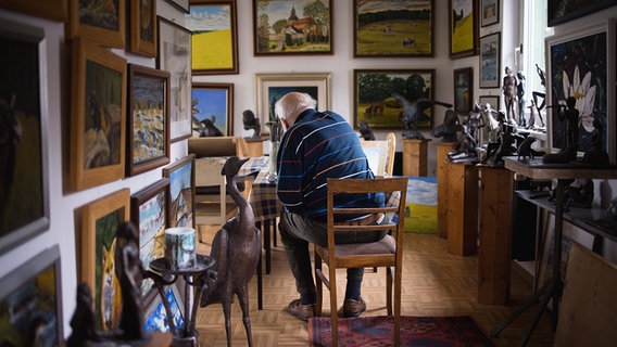 Die Welt der 100-Jährigen: Eckhardt Erbguth, geboren 1923 - hier in seinem Atelier in Dabel -, gibt in der NDR Dokumentation "Ein Jahrhundertleben" Einblicke in sein bewegtes Leben. © NDR / Magdalena Stengel Foto: Magdalena Stengel