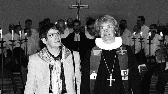 Bischöfin Maria Jepsen (r.) und Bundestagspräsidentin Rita Süssmuth (CDU) im Jahr 2000 nach ihren Ansprachen anlässlich des zentralen norddeutschen Gottesdienstes zum "Welt-Aids-Tag" in der Hamburger Hauptkirche St. Nikolai. Bischöfin Maria Jepsen (r.) und Bundestagspräsidentin Rita Süssmuth (CDU) im Jahr 2000 nach ihren Ansprachen anlässlich des zentralen norddeutschen Gottesdienstes zum "Welt-Aids-Tag" in der Hamburger Hauptkirche St. Nikolai. © picture-alliance / dpa Foto: Stefan Hesse