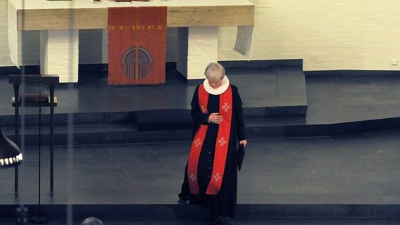 Hamburgs langjährige Bischöfin Maria Jepsen verlässt am 19. November 2010 bei ihrem Abschiedsgottesdienst nach ihrer letzten Predigt den Altarraum St. Georgskirche in Hamburg . Hamburgs langjährige Bischöfin Maria Jepsen verlässt am 19. November 2010 bei ihrem Abschiedsgottesdienst nach ihrer letzten Predigt den Altarraum St. Georgskirche in Hamburg . © picture alliance / dpa Foto: Angelika Warmuth