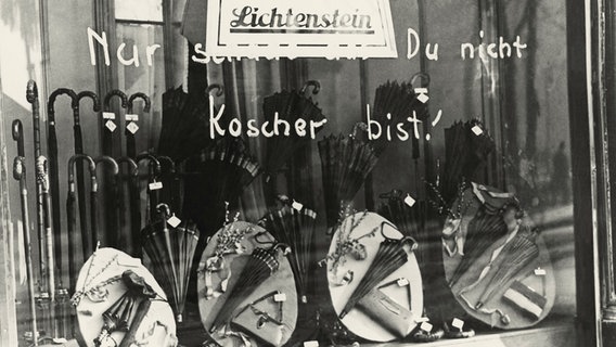 Antijüdische Propaganda auf einem Schaufenster (unbekannter Ort) im April 1933: "Nur schade das Du nicht koscher bist!" Antijüdische Propaganda auf einem Schaufenster (unbekannter Ort) im April 1933: "Nur schade das Du nicht koscher bist!" © picture alliance / akg-images