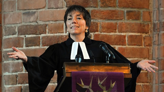 Die Ex-Bischöfin Margot Käßmann spricht am 18. März 2012 in der Marktkirche in Hannover © picture alliance / dpa Foto: Peter Steffen