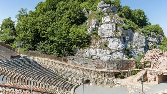 Der 91 Meter hohe sogenannte Kalkberg begrenzt das Kalkbergstadion in Bad Segeberg in Richtung Norden, aufgenommen 2020. Der 91 Meter hohe sogenannte Kalkberg begrenzt das Kalkbergstadion in Bad Segeberg in Richtung Norden, aufgenommen 2020. © picture alliance/dpa Foto: Markus Scholz