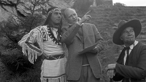 Günther Hoffmann in der Rolle des Winnetou in der Aufführung von "Der Schatz im Silbersee" und Regisseur Wulf Leisner 1958 in Bad Segeberg. Günther Hoffmann in der Rolle des Winnetou in der Aufführung von "Der Schatz im Silbersee" und Regisseur Wulf Leisner 1958 in Bad Segeberg. © picture alliance/United Archives Foto: Siegfried Pilz