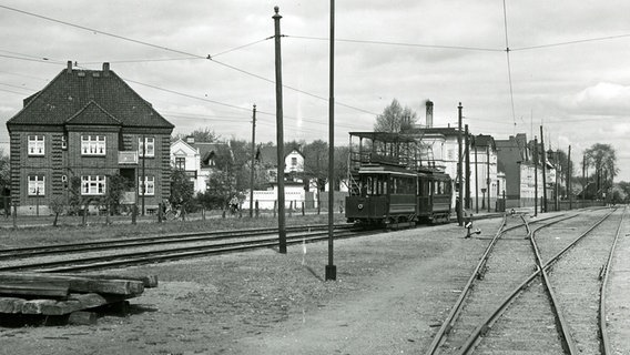 1934: Ein Zug der Kleinbahn Alt-Rahlstedt-Volksdorf-Wohldorf steht am Übergabebahnhof Alt-Rahlstedt. © Museum für Hamburgische Geschichte 