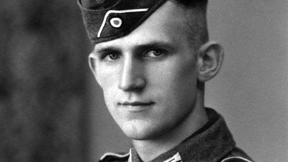 Porträtaufnahme: Walter Benthin als Soldat in der Uniform der Wehrmacht © privat 