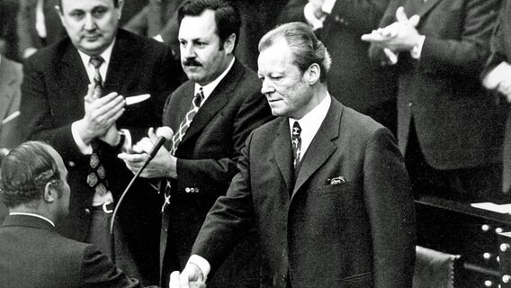 Willy Brandt schüttelt die Hand des CDU-Vorsitzenden Rainer Barzel. © picture-alliance/ dpa Foto: Egon Steiner
