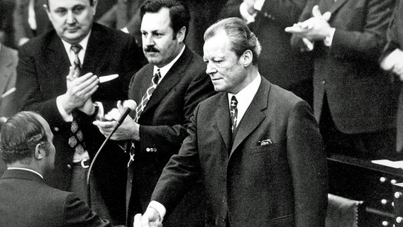 Willy Brandt schüttelt die Hand des CDU-Vorsitzenden Rainer Barzel. © picture-alliance/ dpa Foto: Egon Steiner