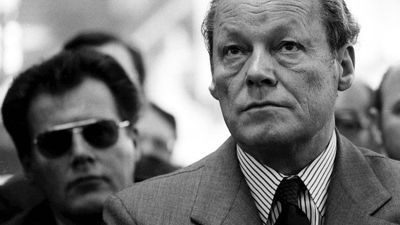 Günter Guillaume sitzt hinter Willy Brandt im Jahr 1974 © Imago Foto: Rust