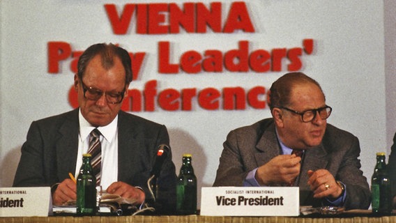 Willy Brandt mit seinem Weggefährten, dem österreichischen Politiker Bruno Kreisky, bei einer Konferenz der Sozialistischen Internationale in Wien 1980 Willy Brandt mit seinem Weggefährten, dem österreichischen Politiker Bruno Kreisky, bei einer Konferenz der Sozialistischen Internationale in Wien 1980 © dpa / Picture Alliance Foto: Nora Schuster