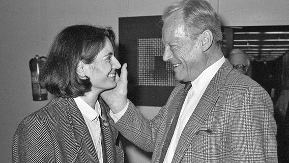 SPD-Chef Willy Brandt begrüßt Margarita Mathiopoilos 1987 SPD-Chef Willy Brandt begrüßt Margarita Mathiopoilos 1987 © dpa / picture alliance Foto: Heinrich Sanden