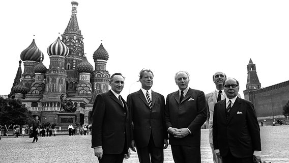 Egon Bahr, Willy Brandt, Walter Scheel, Rüdiger von Wechmar und Paul Frank (vlnr) auf dem Roten Platz in Moskau 1970. Egon Bahr, Willy Brandt, Walter Scheel, Rüdiger von Wechmar und Paul Frank (vlnr) auf dem Roten Platz in Moskau 1970. © picture-alliance Foto: Sven Simon