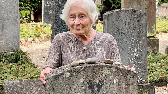 Irene Butter am Grab ihres Vaters in Laupheim © NDR / John Bidwell Foto: John Bidwell