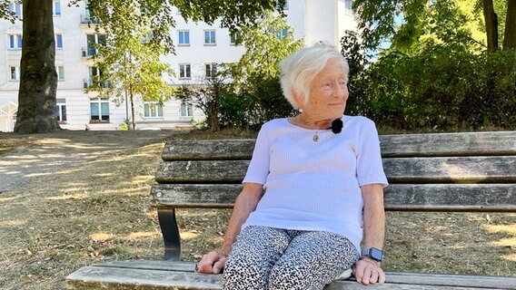 Irene Butter sitzt auf einer Bank. © NDR Foto: Caroline Schmidt
