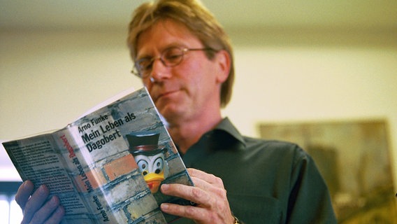 Arno Funke liest in seinem Buch, 4. August 2000. © picture-alliance / Berliner_Zeitung Foto: Ponizak, Paulus