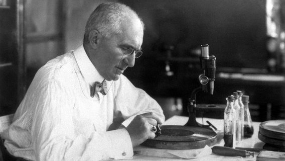 Elektroingenieur und Erfinder Emil Berliner (1851 - 1929) in einer Werkstatt mit einer kreisrunden Zinkplatte, die er - versehen mit einer Wachsschicht - als Tonträger verwenden will. Elektroingenieur und Erfinder Emil Berliner (1851 - 1929) in einer Werkstatt mit einer kreisrunden Zinkplatte, die er - versehen mit einer Wachsschicht - als Tonträger verwenden will. © picture-alliance / dpa | Fotoreport Deutsche Grammophon