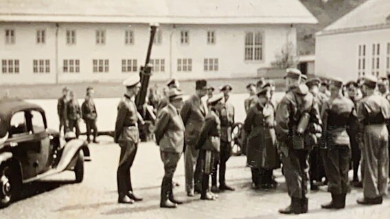 Eckhardt Erbguth bei der Uniformvorführung für Hitler © privat 
